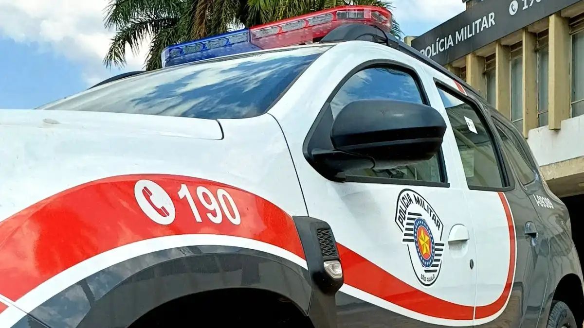 Colisão entre moto e viatura da PM deixa mulher ferida em Marília