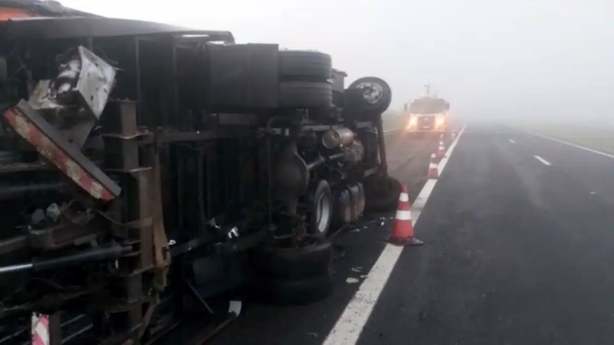 Caminhão perde controle na chuva, tomba e atinge carro na SP-294