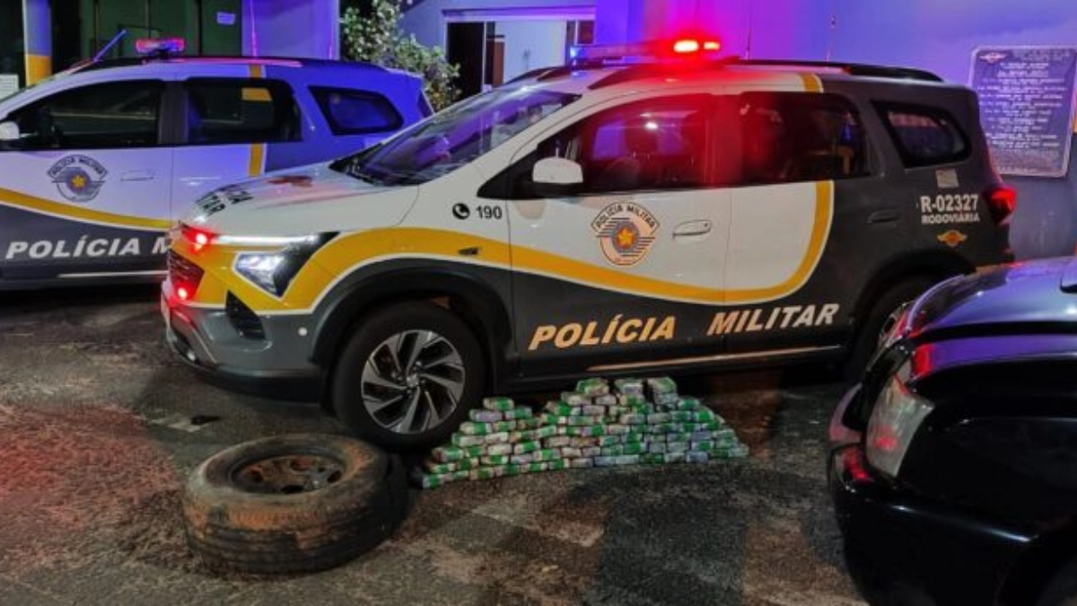 Polícia desconfia de motorista e acha droga escondida no estepe