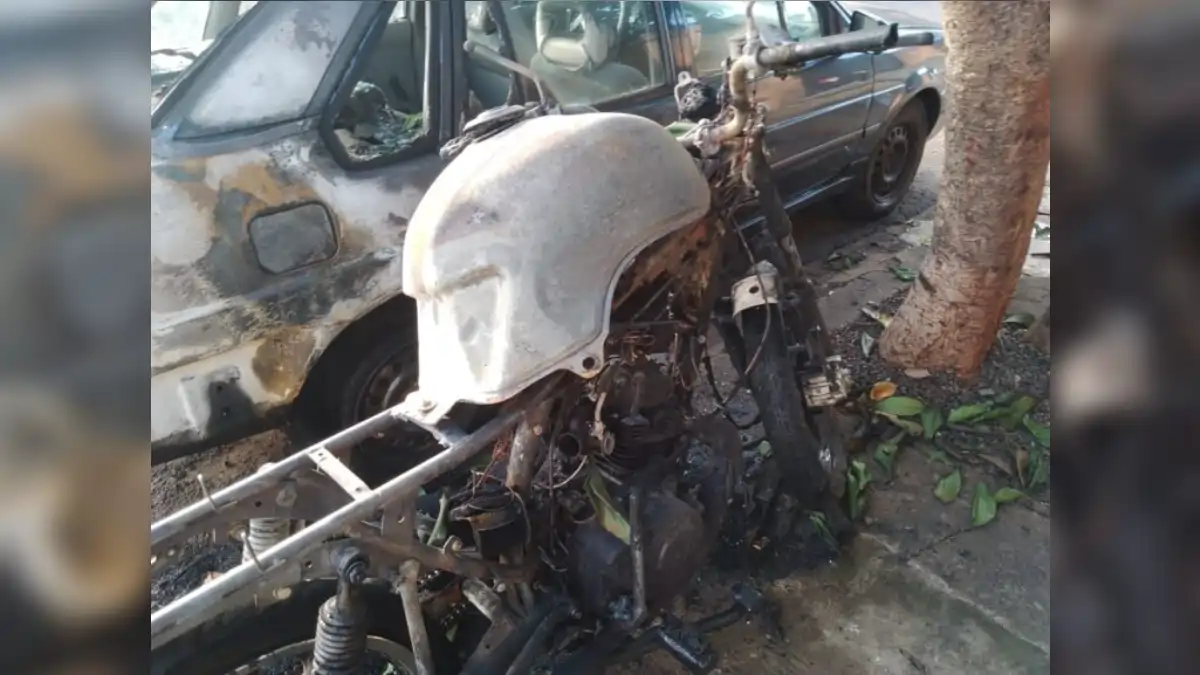 Carro e moto são destruídos em incêndio suspeito em Marília