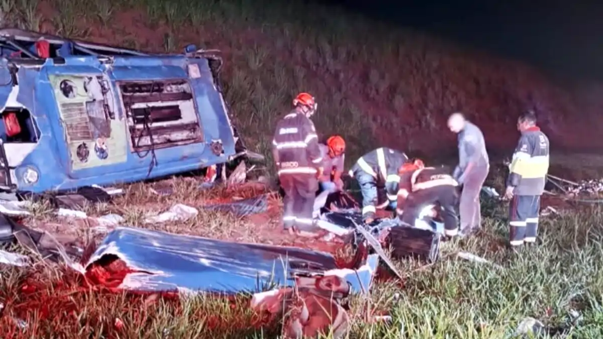 Morre motorista de ônibus que capotou na BR-153 em Marília