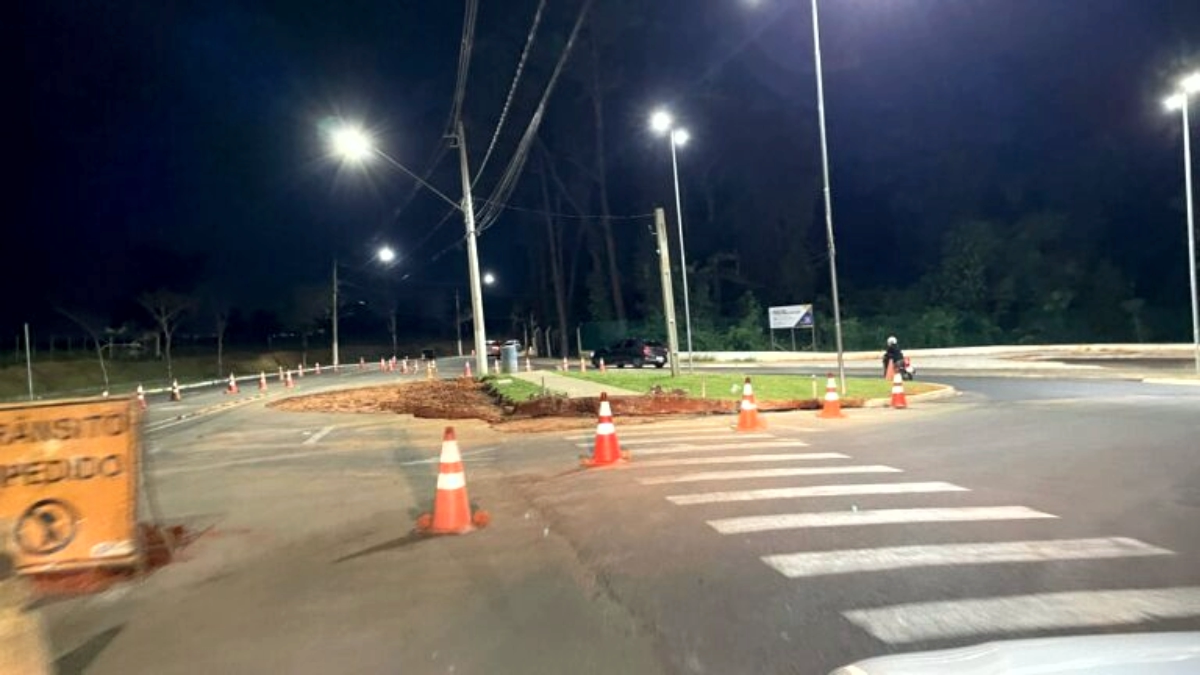 Obras em rotatória atrás do Bosque alteram trânsito em Marília
