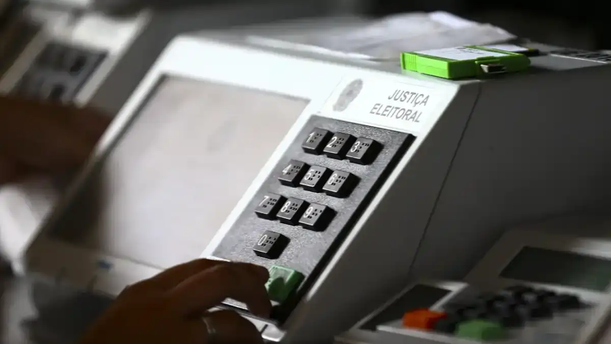 Onze governadores deixam cargos para disputar as eleições