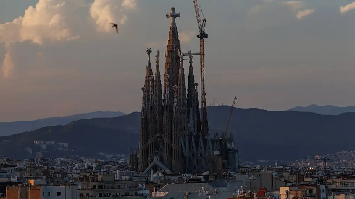 Papa Leão XIV inaugura torre da Sagrada Família