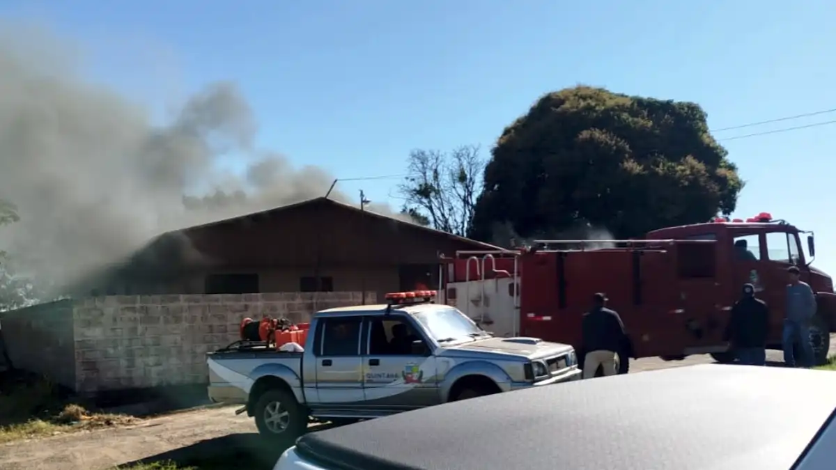 Família escapa de carro em chamas em Quintana
