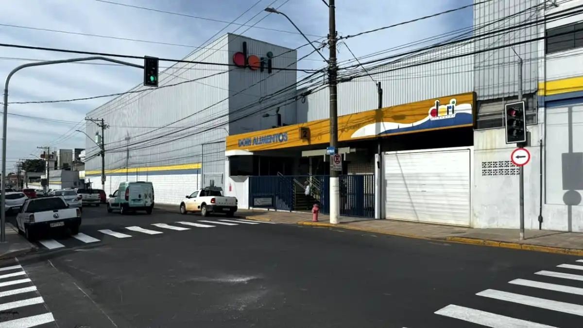 Avenida República ganha novo semáforo para melhorar o trânsito
