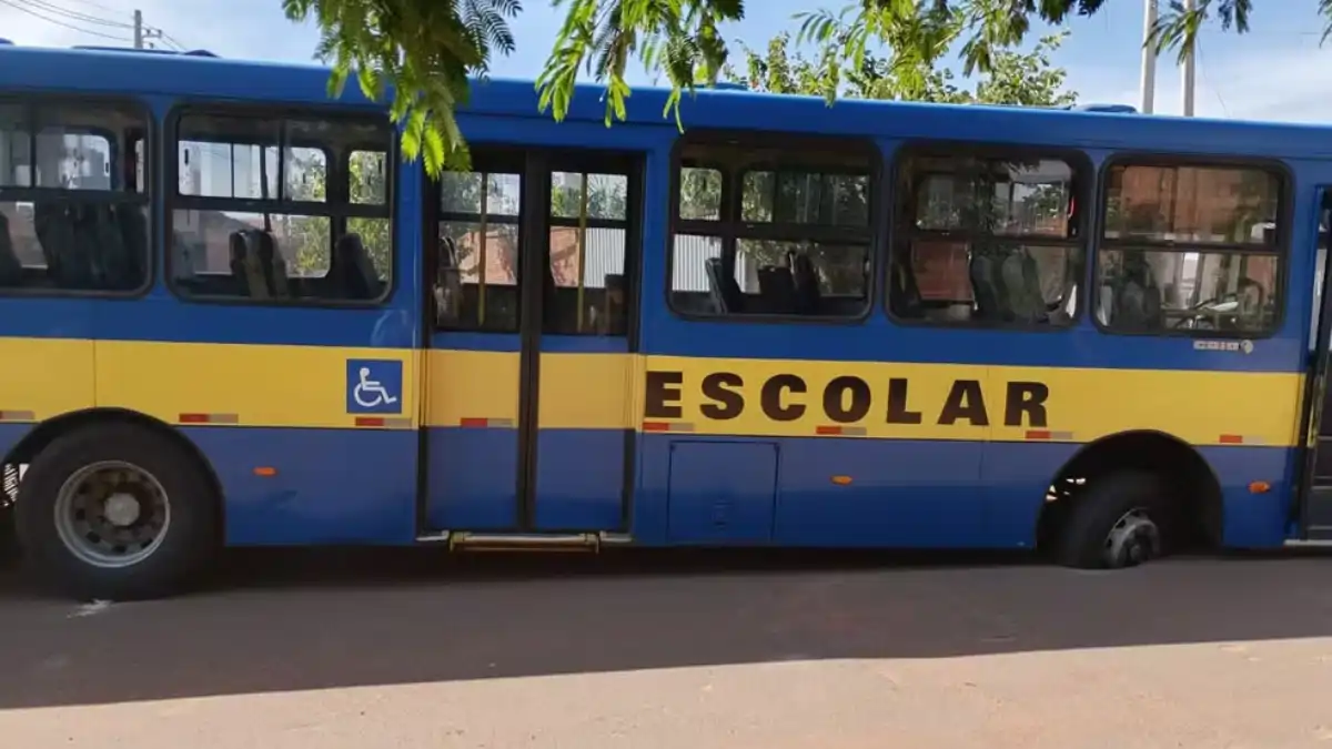 Ônibus escolar fica preso após rua ceder em Bauru