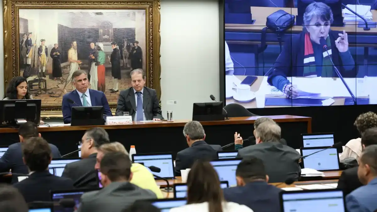 CCJ aprova redução da maioridade penal para 16 anos