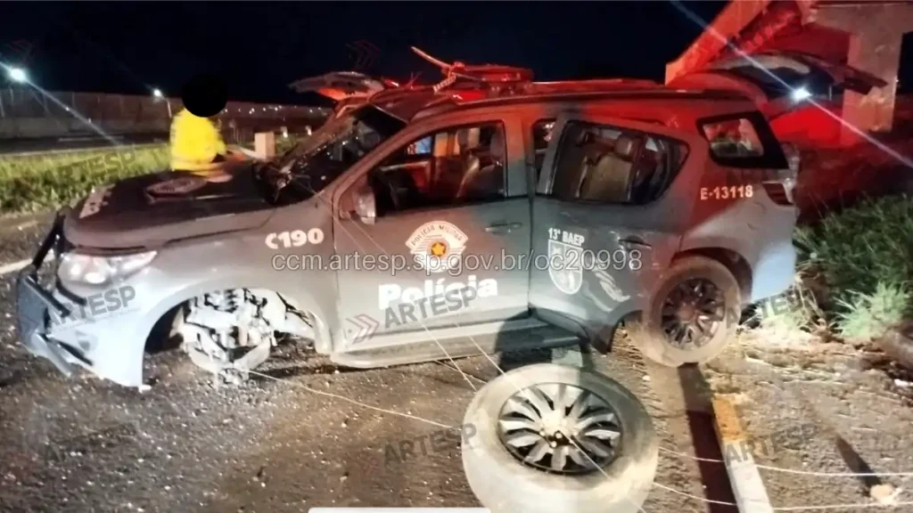 Viatura da PM capota em acidente na SP-294, em Marília