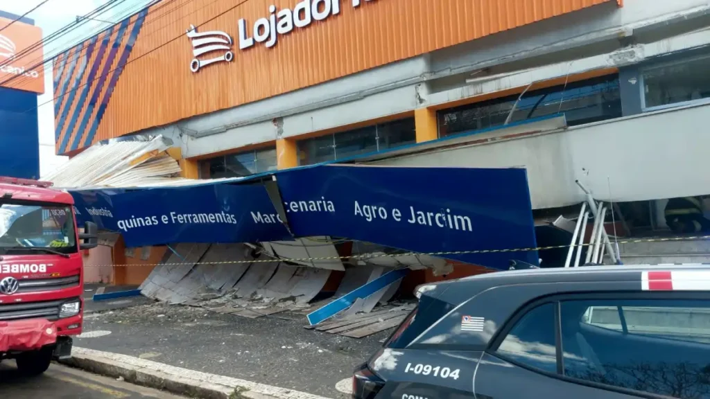 Um trecho da cobertura de fachada de uma loja desabou em Marília