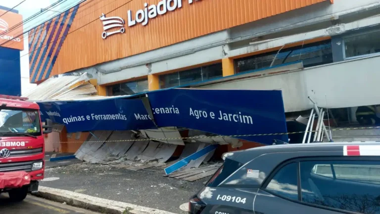 Um trecho da cobertura de fachada de uma loja desabou em Marília