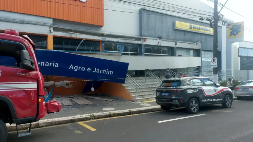 Um trecho da cobertura de fachada de uma loja desabou em Marília