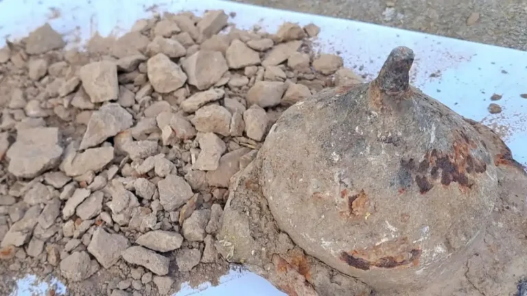 Umbo de escudo de guerreiro do século 2 achado em ferro-velho