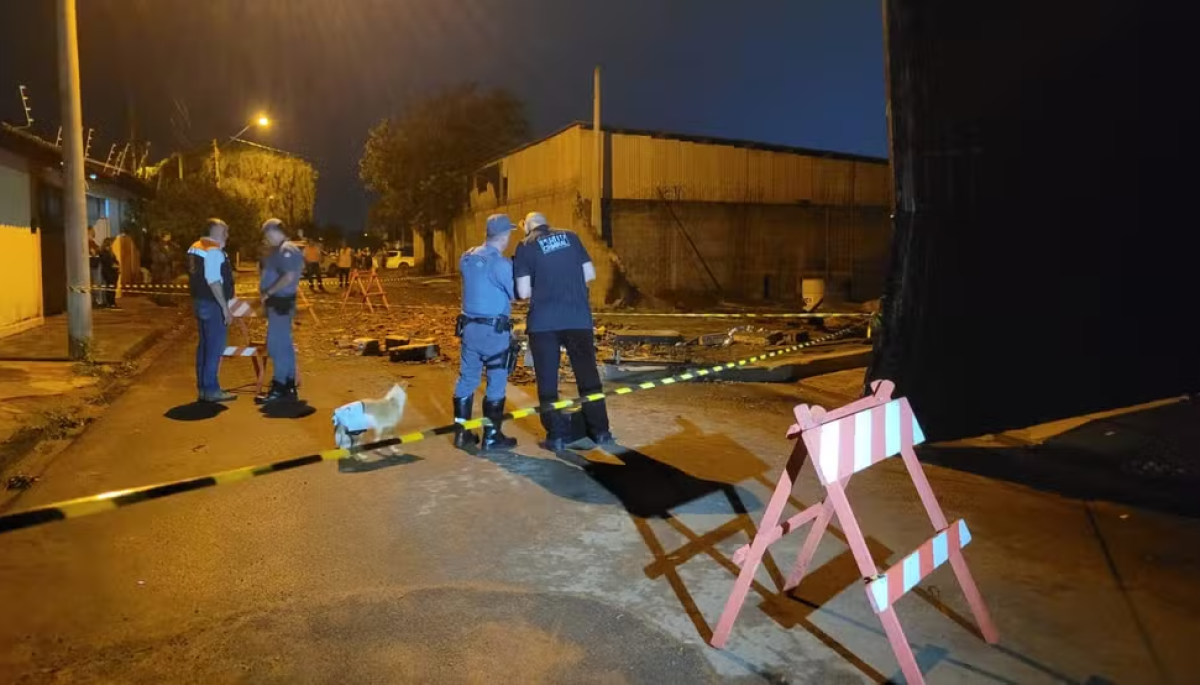 Chuva forte derruba muro de construção e mata adultos, criança e cachorro em Bauru — Foto: Mayky Araújo/TV TEM